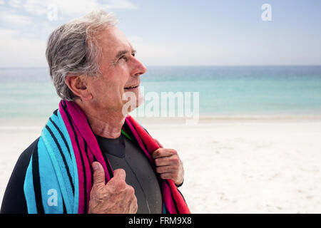 Glücklich senior Mann, hält ein Handtuch um den Hals Stockfoto