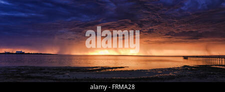 Anatomie der Sturm über Great AUstralian Bight in der Nähe von Ceduna Bucht und der hölzerne Steg bei Ebbe. Ferner Regen und Donner Abdeckung Stockfoto