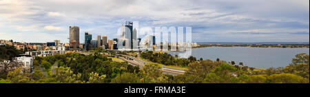 Hauptstadt von Western Australia Perth City CBD vom Kings Park erhöhten Aussichtspunkt gesehen. Panorama der hohen Bürogebäuden Stockfoto