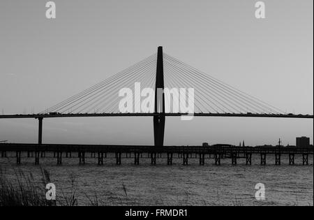 Blick auf eine lange Brücke in schwarz und weiß, Charleston Arthur Ravenel Jr. Bridge Stockfoto