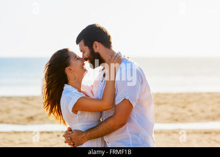 Glücklich Frischvermählten Familie Flitterwochen Urlaub - nur verheiratet liebevollen Mann und Frau umarmt am Meer-Sand-Strand. Stockfoto