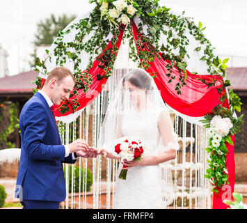 Putting Ehering am Finger der Braut Bräutigam Stockfoto