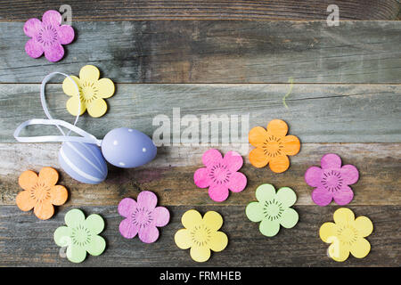 Ostereier und Holzblumen auf Holztisch mit Textfreiraum. Stockfoto