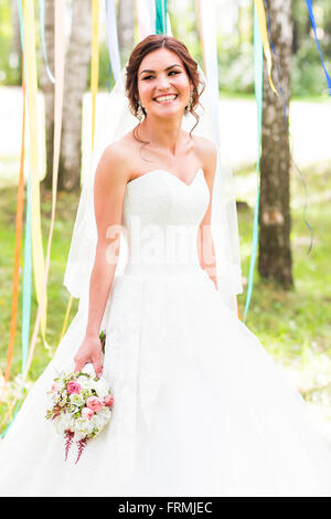 Schöne Braut im Freien in einem Wald. Stockfoto