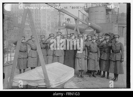 Dieses historische Foto zeigt Frauen des Women's Motor Corps, die an Rekrutierungsaktivitäten teilnehmen. Das Bild spiegelt die aktive Rolle der Frauen bei der Unterstützung der Kriegsbemühungen während des frühen 20. Jahrhunderts wider, insbesondere in den Bereichen Transport und Logistik. Stockfoto