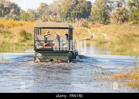 Safari 4wd Jeep Überquerung eines Flusses ford, Sandibe Camp Moremi Game Reserve, Okavango Delta, Botswana, Südafrika Stockfoto