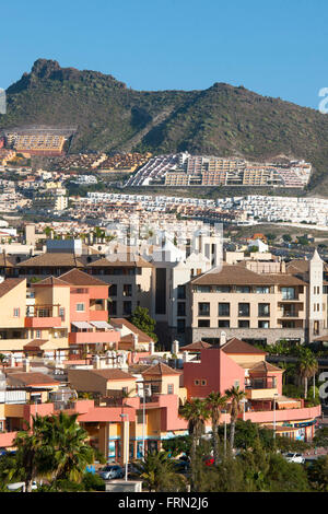 Spanien, Teneriffa, Playa de Las Americas Siedlung Terreno Roque del Conde bin Berghang Stockfoto