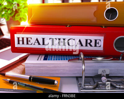 Roter Ring-Binder mit Inschrift Healthcare. Stockfoto