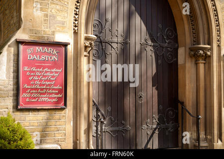 Eingang zum Markusplatz Dalston, die größte Kirche in London. Bekannt als die "Kathedrale des East End" Stockfoto