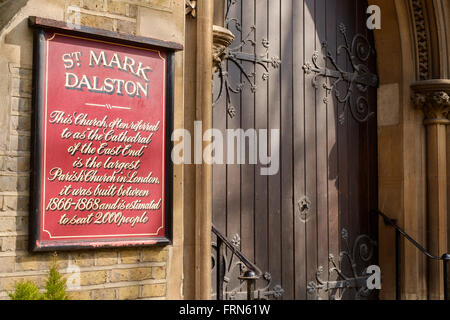 Eingang zum Markusplatz Dalston, die größte Kirche in London. Bekannt als die "Kathedrale des East End" Stockfoto