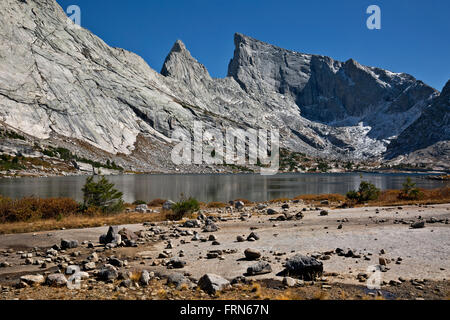 WYOMING - Deep Lake unter East Temple Peak und Lost Temple Spire in die Bridger Wilderness Area der Wind River Range. Stockfoto