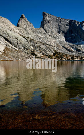 WYOMING - Deep Lake unter East Temple Peak und Lost Temple Spire in die Bridger Wilderness Area des Flusses Wind River. Stockfoto