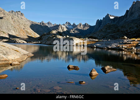 WY011371-00... WYOMING - Morgen an einem kleinen See im Bereich der Wind River Range in die Bridger Wilderness Titcomb Becken. Stockfoto