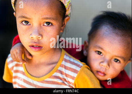 Asien. Südostasien. Laos. Provinz von Vang Vieng. Ländlichen Dorf. Portrait der Kinder. Schwester und Bruder. Stockfoto