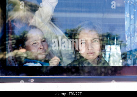 Asien. Süd-Ost-Asien. Laos. Porträt eines Mädchens in einem öffentlichen Bus. Stockfoto