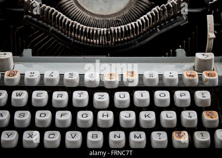 Nahaufnahme der Vintage Schreibmaschinenschlüssel. Eine detaillierte Nahaufnahme der Schlüssel einer alten Schreibmaschine mit Anzeichen von Verschleiß und Alter. Stockfoto