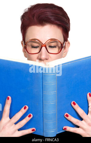 rothaarige Frau mit Brille in ein blaues Buch lesen Stockfoto