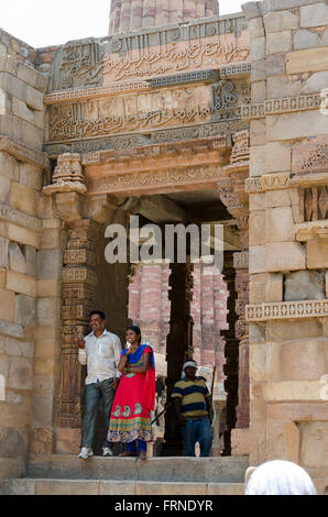 Touristen in Qutub Minar-Komplex, Mehrauli, Delhi, Indien Stockfoto