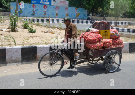 Rikscha mit Kartoffeln, New Delhi, Indien Stockfoto