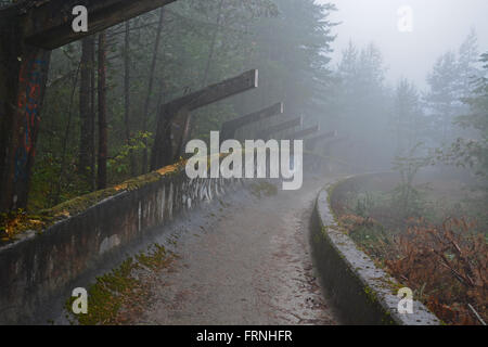 Die beschädigten und verlassenen Bobbahn der Olympischen Website in den Bergen oberhalb von Sarajevo 1984 laufen. Stockfoto