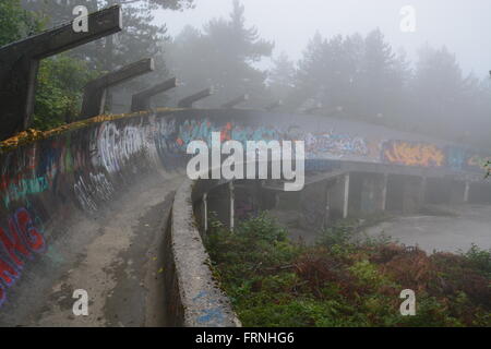 Die beschädigten und verlassenen Bobbahn der Olympischen Website in den Bergen oberhalb von Sarajevo 1984 laufen. Stockfoto