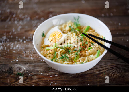 Asiatische Nudeln mit frischen grünen Zwiebeln und gekochtes Ei Stockfoto
