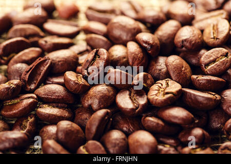 gerösteter Kaffeebohnen können als Hintergrund verwendet werden Stockfoto