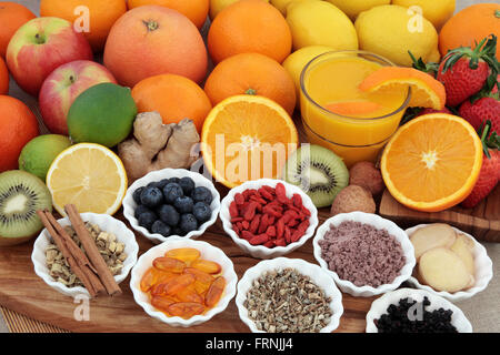 Großen super Obst Auswahl an Speisen mit Kräutern, Gewürzen und Ergänzung Kapseln für Erkältung und Grippe Abhilfe. Stockfoto