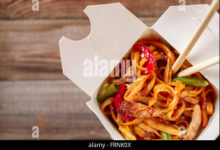 Asiatische Nudeln mit frischen grünen Zwiebeln und gekochtes Ei Stockfoto