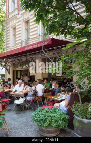 Berlin. Deutschland. Brunch im Café Anna Blume auf Kollwitzstraße, Prenzlauer Berg. Stockfoto