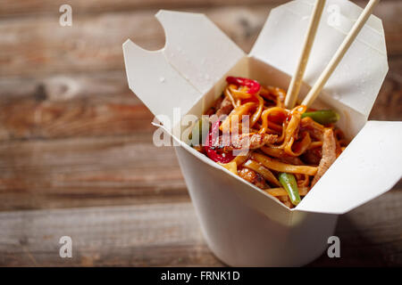 Asiatische Nudeln mit frischen grünen Zwiebeln und gekochtes Ei Stockfoto