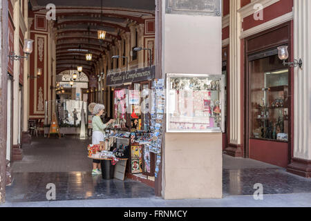 Speichern Sie Souvenirs im Plaza del Pilar, Zaragoza, Aragón, Spanien. Stockfoto