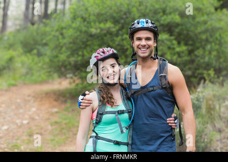 Porträt von happy Biker im Wald stehen Stockfoto