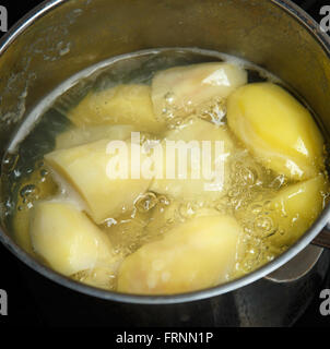 Kartoffeln kochen in der Kasserolle auf elektrischer Kamin Stockfoto