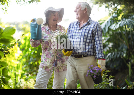 Gerne älteres Paar halten Gartengeräte Stockfoto