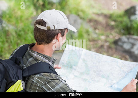 Erhöhte Ansicht des Mannes lesen Karte Stockfoto