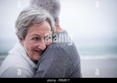 Gerne älteres Paar umarmen einander Stockfoto