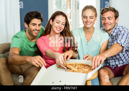 Happy Pizza zu Hause essen Freunde Stockfoto