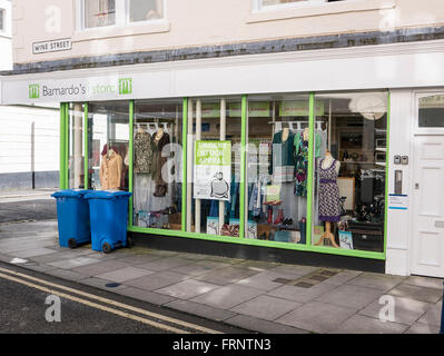 Barnardo es Charity-Shop, Verkauf von neue und gebrauchte Kleidung und häusliche Gegenstände in Devizes, UK Stockfoto