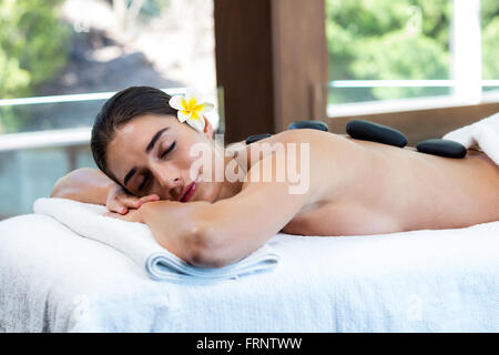 Schöne Frau empfangen-Stone-massage Stockfoto