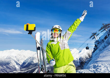 Frau glücklich Skifahrer nehmen Selfie mit Handy auf stick Stockfoto