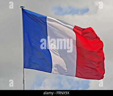 Französische Flagge flattern in einer lebhaften Brise. Stockfoto