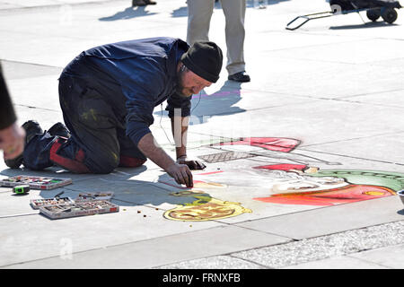 London, England, Vereinigtes Königreich. Streetart-Künstler auf dem Trafalgar Square tun ein Kreide-Bild von St. Patrick am St. Patricks Day, 2016 Stockfoto