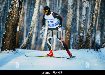 männlichen Skifahrer Rennen klassisch im Birkenwald im Winter während der Meisterschaft von Tscheljabinsk im Langlauf Stockfoto