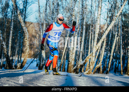 junge männliche Athlet Skifahrer Rennen im Winter Wald klassischen Stil bergauf während der Meisterschaft von Tscheljabinsk im Langlauf Stockfoto