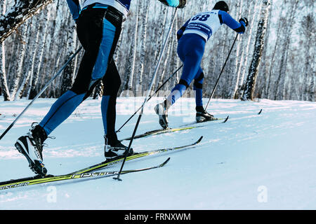 Closeup Füße zwei Skifahrer Sprint klassisch im Winterwald während der Meisterschaft von Tscheljabinsk im Langlauf Stockfoto