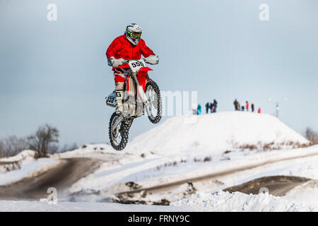 Hochsprung und Flug von Motorrad-Rennfahrer während der WM Winter motocross Stockfoto