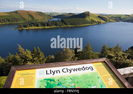 Blick über das Llyn Clywedog Reservoir im Norden von wales mit den kleinen Booten unten auf dem See, die für Freizeitzwecke genutzt werden. Stockfoto