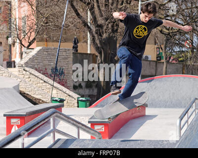 Nicht identifizierte Skateboarder tut eine Folie zu springen, während der Eröffnung neuer Skatepark in Pula, Kroatien Stockfoto