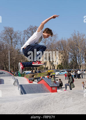 Nicht identifizierte Skateboarder tut eine Folie zu springen, während der Eröffnung neuer Skatepark in Pula, Kroatien Stockfoto